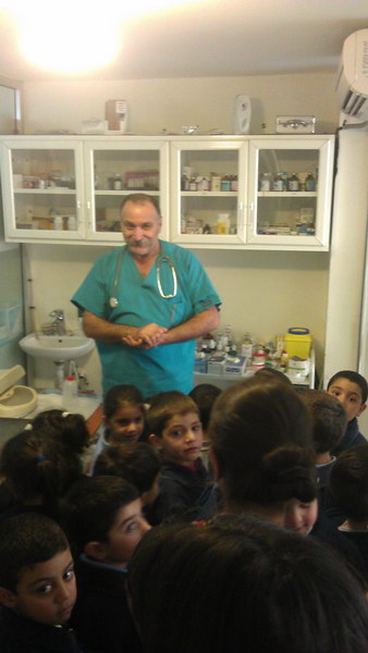Besuch von Schulkindern in der Klinik von Dr. Jaouhari